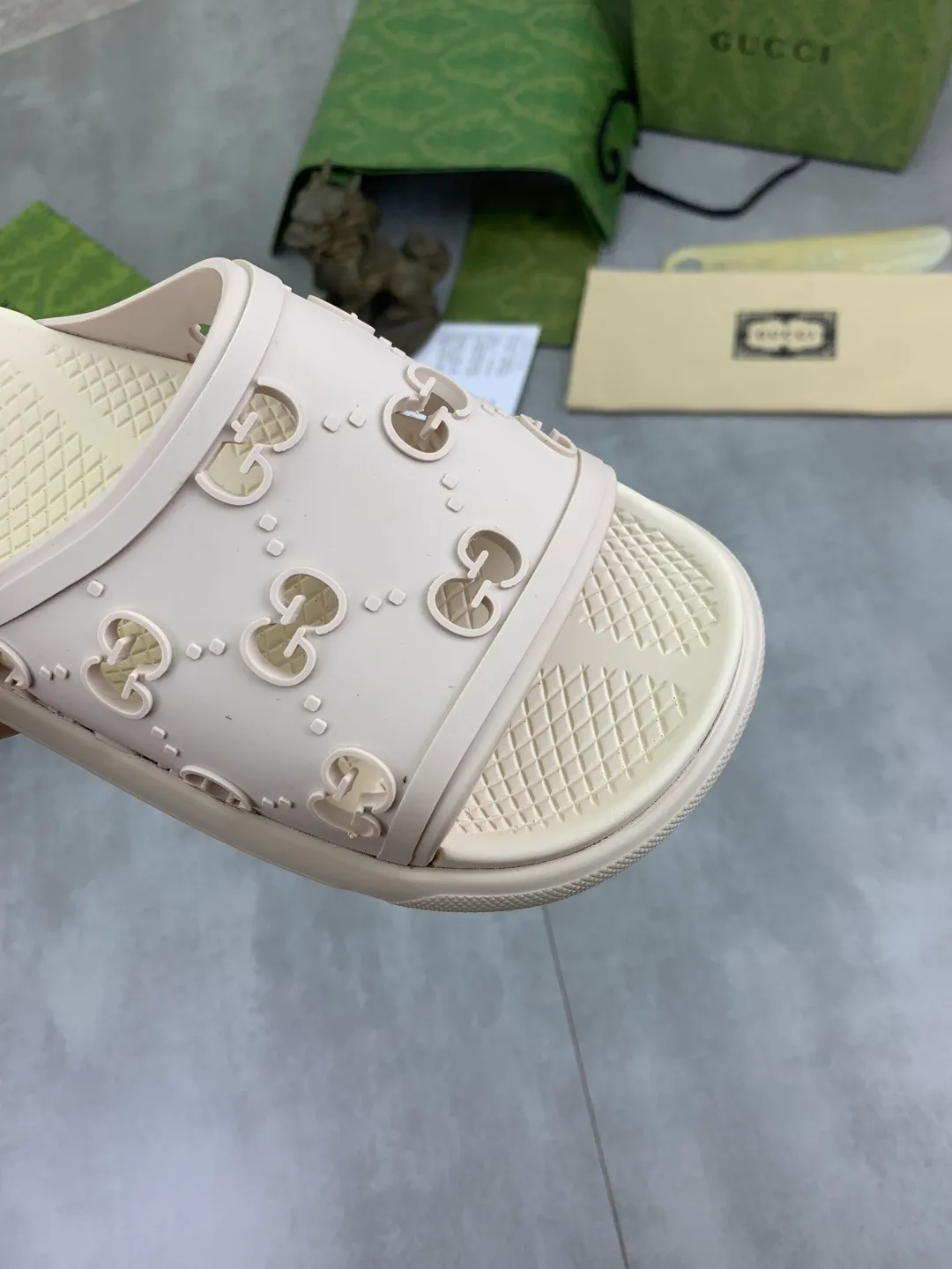 Men's Men's Shoes 💰P300💰[New Style] High Version 🎁🎁🎁 GUCCI New Year of the Snake casual slippers, original official website, perfect workmanship, transmitting a kind of noble luxury, sublimating its definition of luxury in Gucci's high-end extraordinary craftsmanship. Original Gucci double G combination outsole, code number: 35-46, complete package